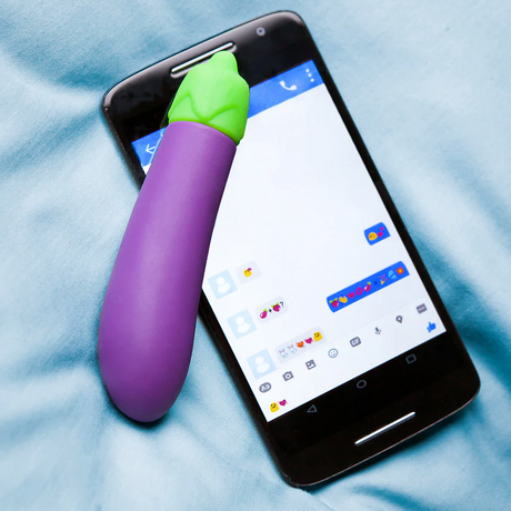 Emojibator Eggplant Vibrator — 4.84 in, USB Rechargeable - EM7112